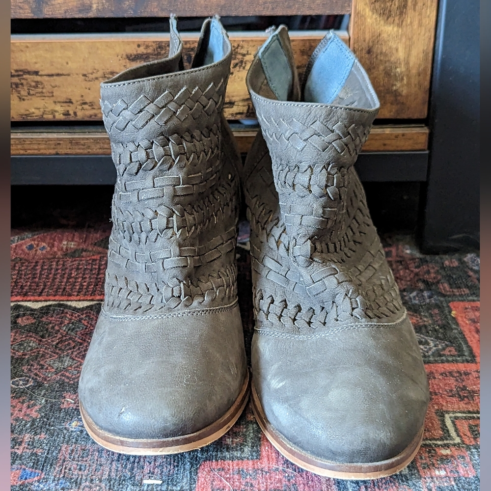 Shoes - Picture 2 of 4